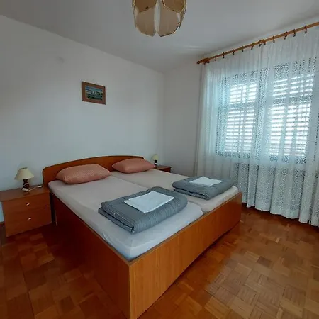 Nikola, * Crikvenica