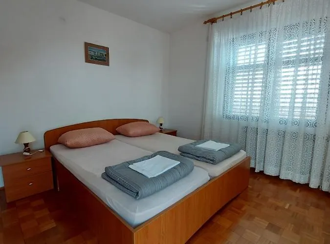 Nikola, * Crikvenica