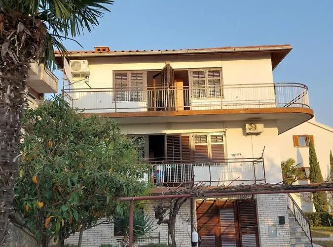 Nikola, * Crikvenica